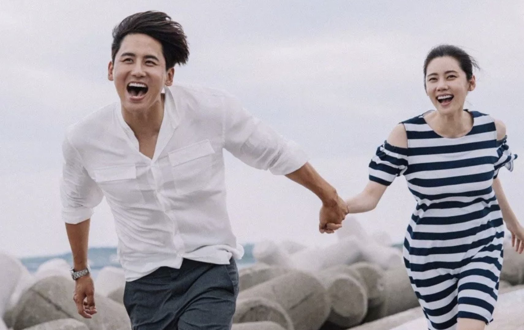 秋瓷炫|秋瓷炫两口子穿情侣装秀恩爱，戴棒球帽显年轻，于晓光略显油腻