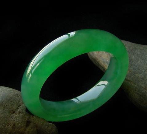 翡翠手镯|一女士试戴两万多的翡翠手镯取不下闹到派出所，这件事你怎么看？