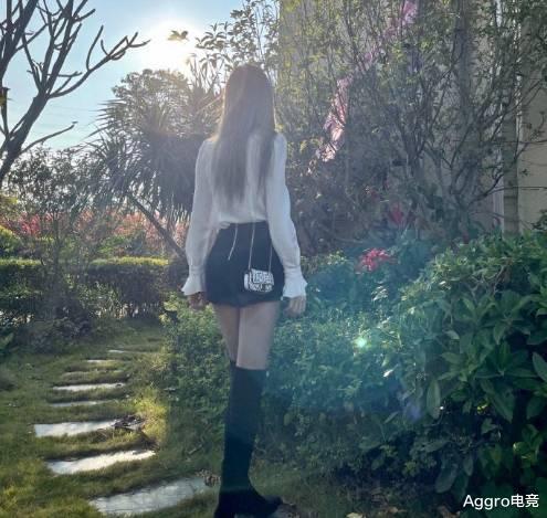 |腐团儿晒旧照，背影照显身材，礼服照重气质，但都不如泳池照