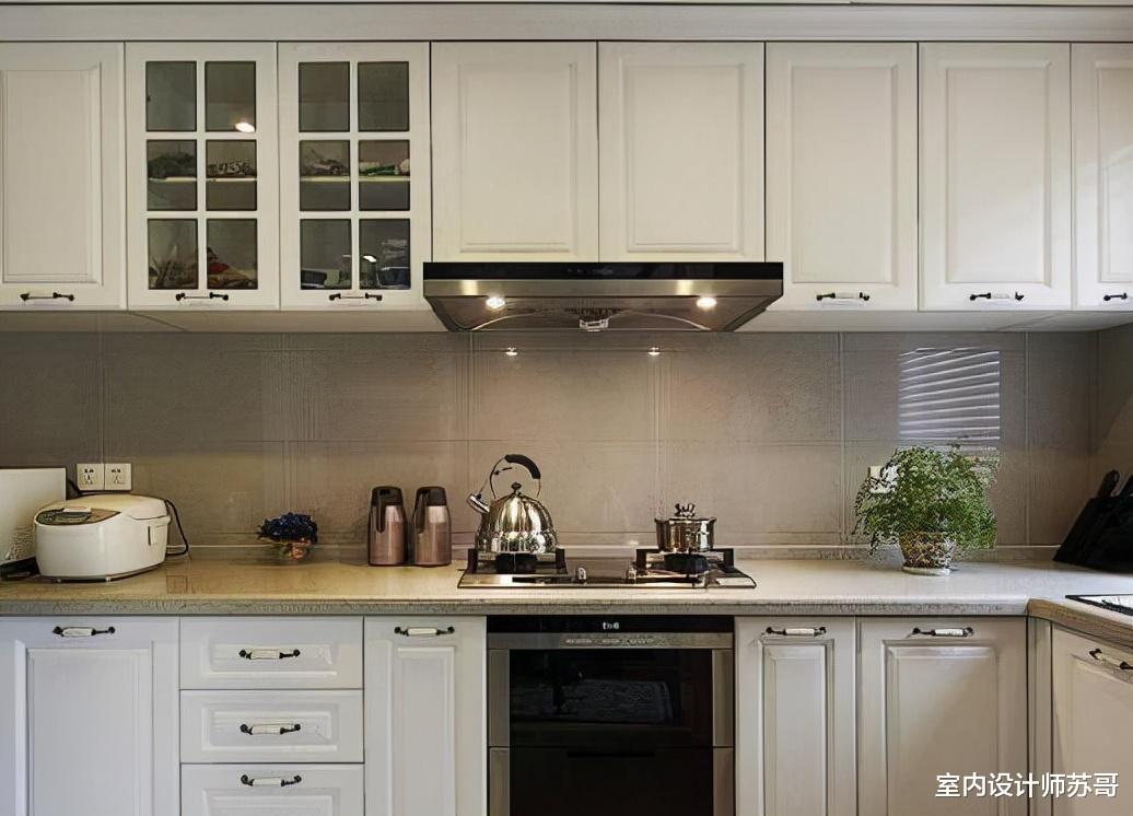 使用油烟机时，要不要关闭门窗？很多人做错了，难怪厨房烟味大