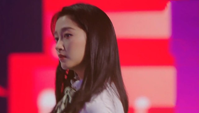 关晓彤|宋亚轩刚想搂关晓彤的腰，突然瞥见观众席的鹿晗后，却瞬间收敛了！