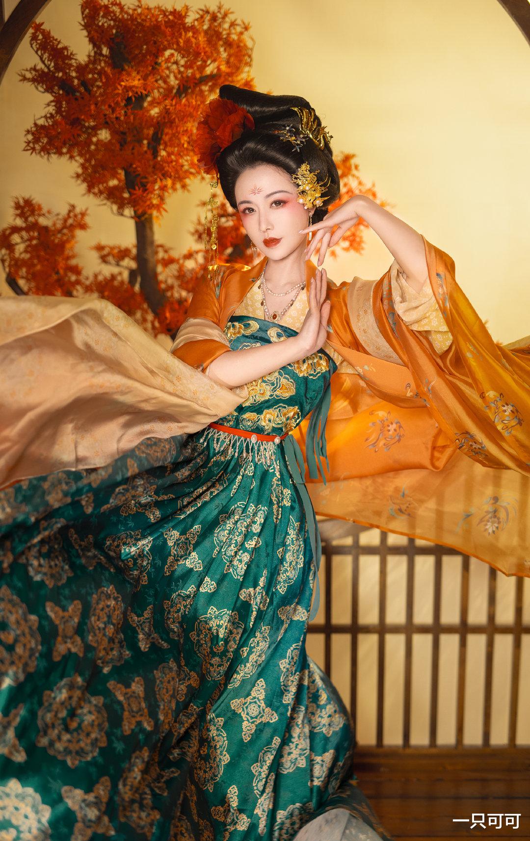 发饰|被“贵妃风”的汉服美到了，华贵又优雅，穿上变身大唐美人