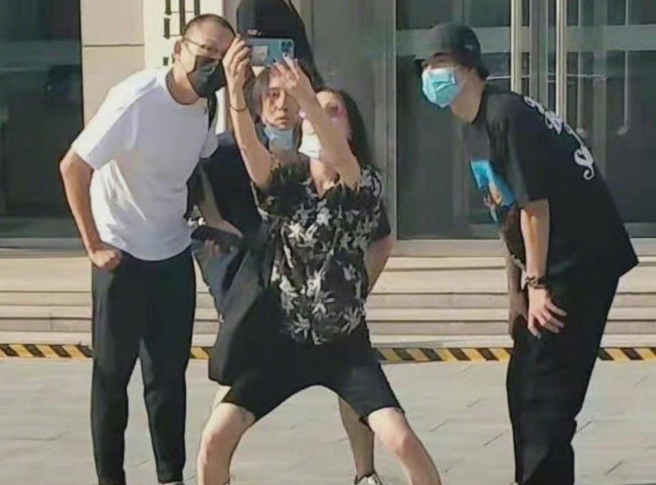 杀青|王一博《无名》杀青照曝光，笑容灿烂氛围好，却意外被法令纹抢镜