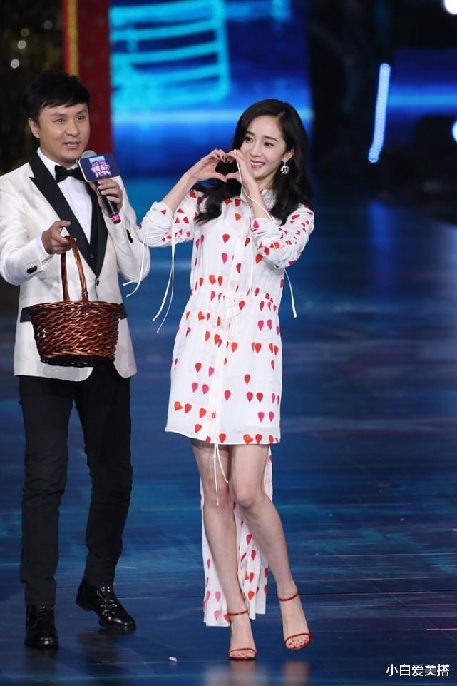 小白爱美搭|杨幂牵手自己蜡像，还真是惟妙惟肖相似度好高，不细看都分不出来