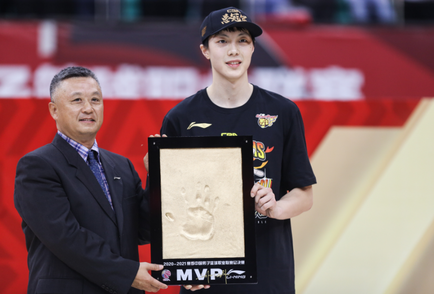 胡明轩|胡明轩已经失去MVP风采！3大劣势暴露无疑，绝非顶级后卫