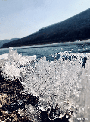 吉林乌拉圈 微视频   松花湖提前“开江” 奇特景象等你揭幕