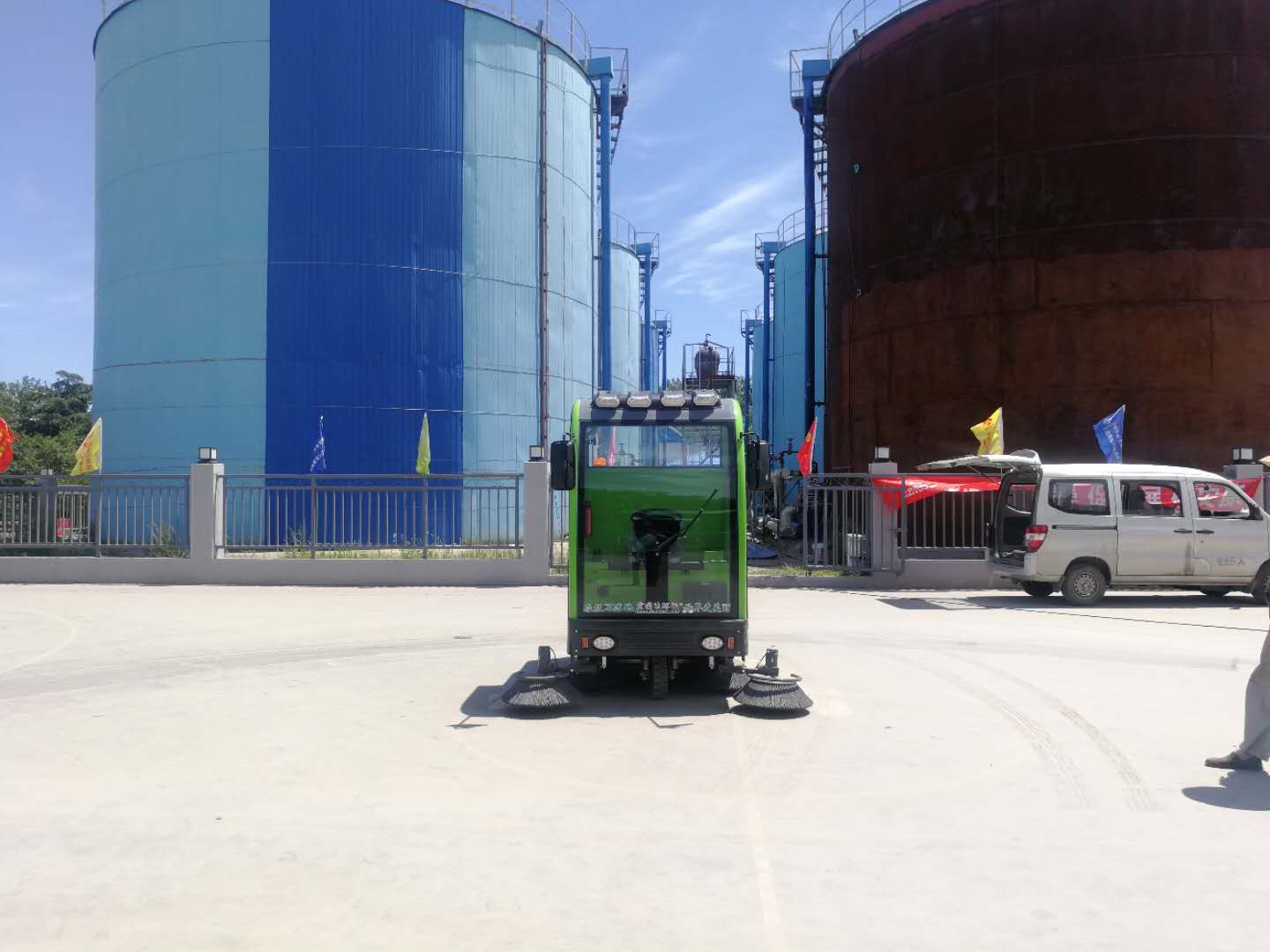 喜欢猫的鱼 工厂购买电动扫地车都有哪些实际用途？