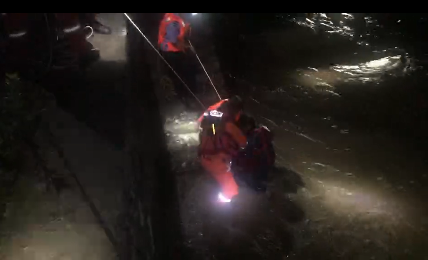 临安|临安七旬老人钓鱼被困“孤岛”警惕汛期河水猛涨