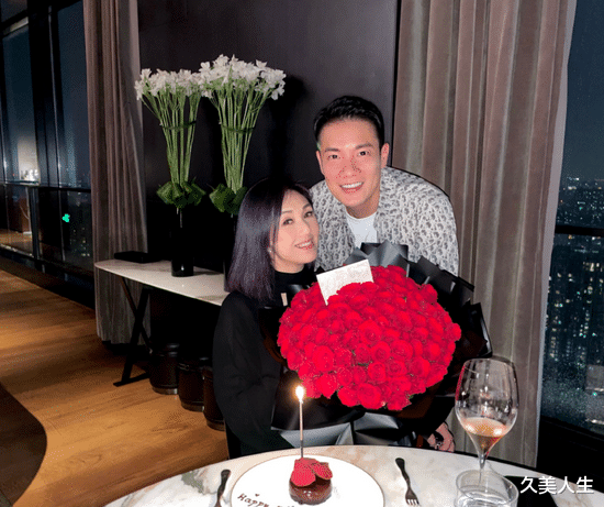 久美人生|丁子高杨千嬅晒合照 赠红玫瑰庆祝结婚12周年恩爱幸福