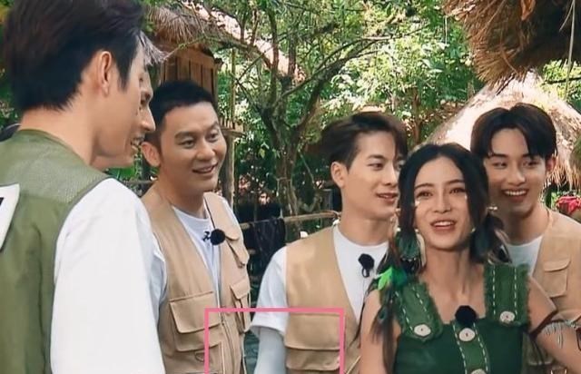 王嘉尔|录《奔跑吧》不能有纹身，王嘉尔花式遮挡，原谅我笑出了声