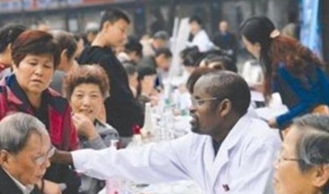四川省|黑人迪亚拉：获中医博士学位，在中国大山行医30年，迎娶四川妻子