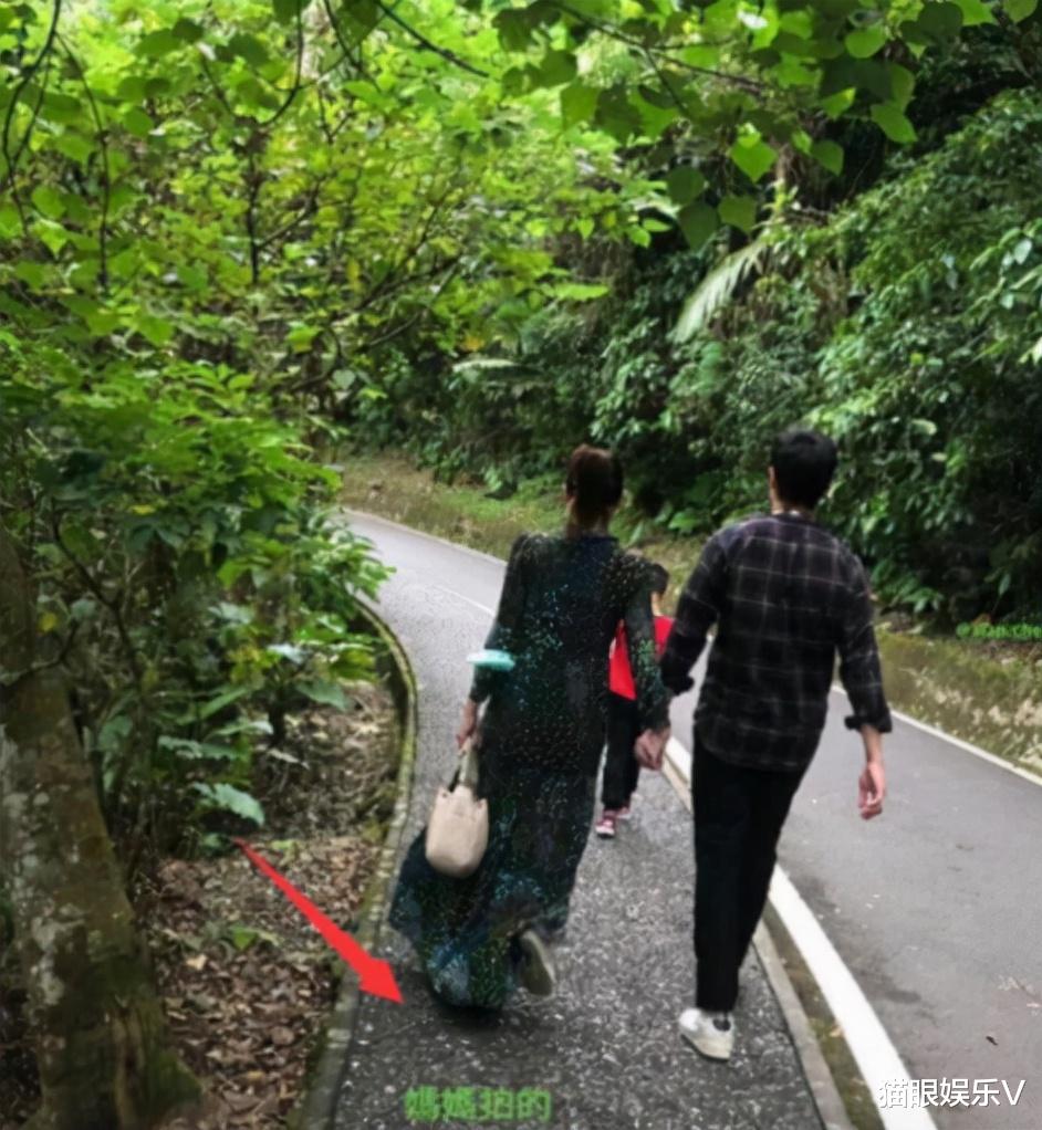 陈乔恩|陈乔恩穿情侣装秀恩爱,在小9岁男友面前好娇羞,舒淇点赞送祝福