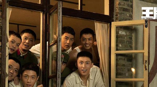 英雄岁月之王牌部队|肖战扛住了收视率，王牌部队男主设定似亮剑，可怜戚薇新剧受影响