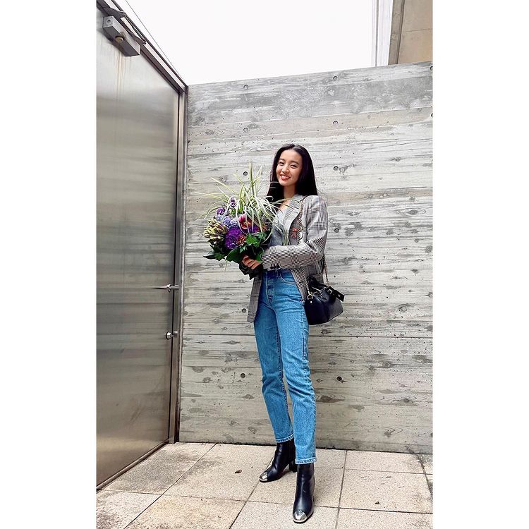 发型 51岁工藤静香新发型太减龄！真像漫画人物，身材纤细不输18岁女儿
