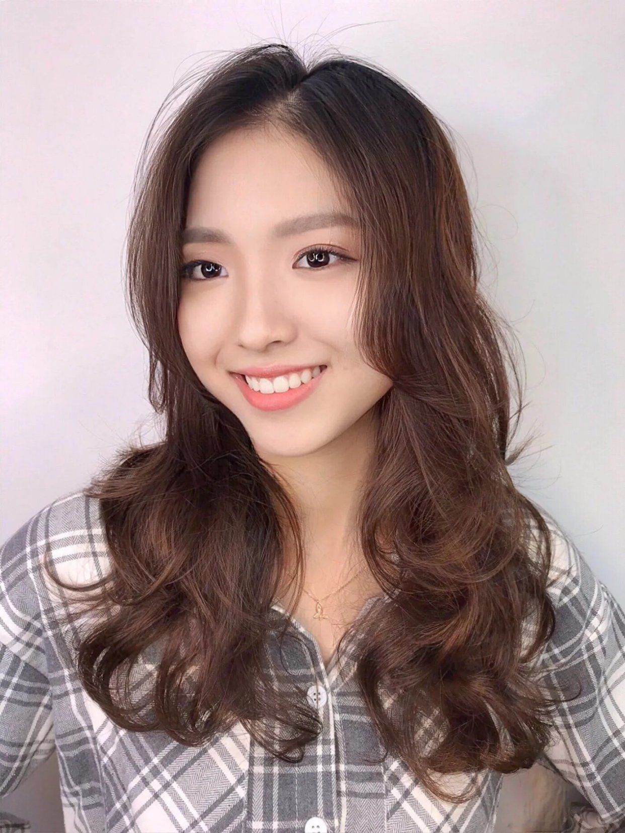 发型 女人一过35岁，发型就选烫卷卷，洋气时尚很美满