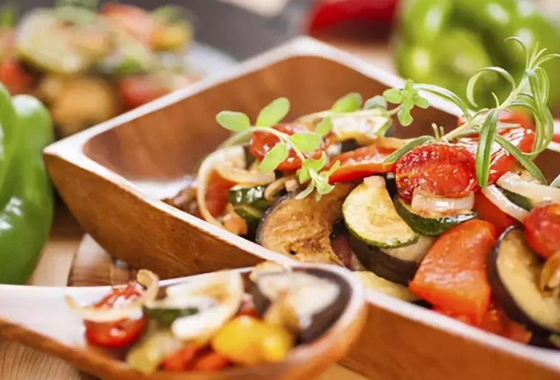 老丁谈游戏 苏州27岁美女背影照圈粉，身材完美，双腿修长，笑容超治愈