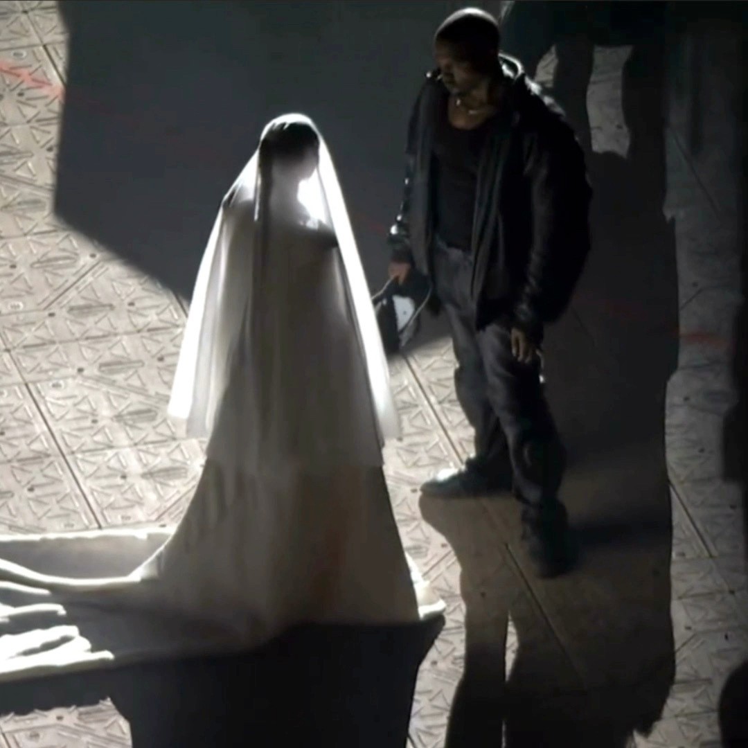 时尚风行派|金卡戴珊心真大!穿婚纱参加黑人前夫的试听会,扎麻花辫气场绝了