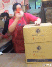 眼霜 姑娘，你这衣服是不是有点太小了，就连身后的保安大爷都感到尴尬了！哈哈哈