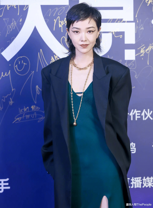 蒋勤勤|最新女星红毯！蒋勤勤扮嫩、郭采洁翻车，杨幂用场外生图美貌秒杀