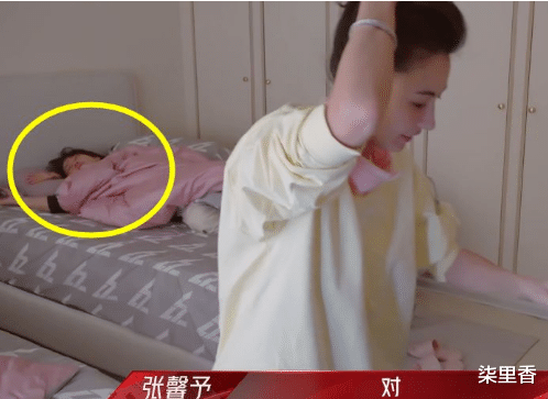 张馨予|张馨予早上起来找水喝，却忘记穿的是睡裙，摄影师想阻止却来不及