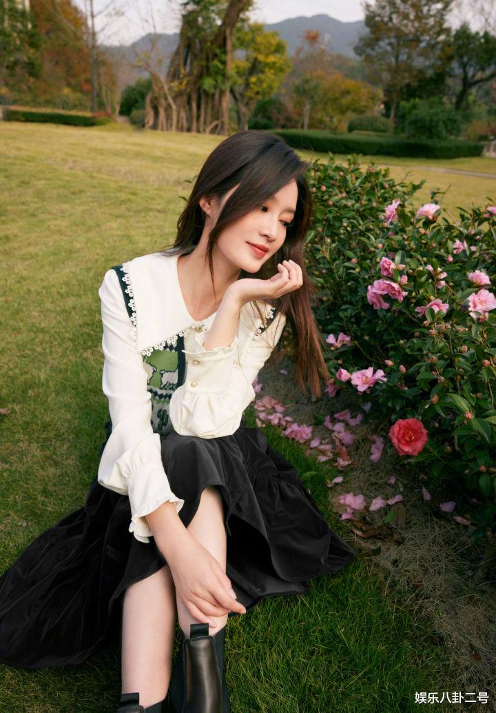 李沁|李沁晒冬日美照，白色背心搭配蓝色短裤，秀出绝美好身材，好羡慕