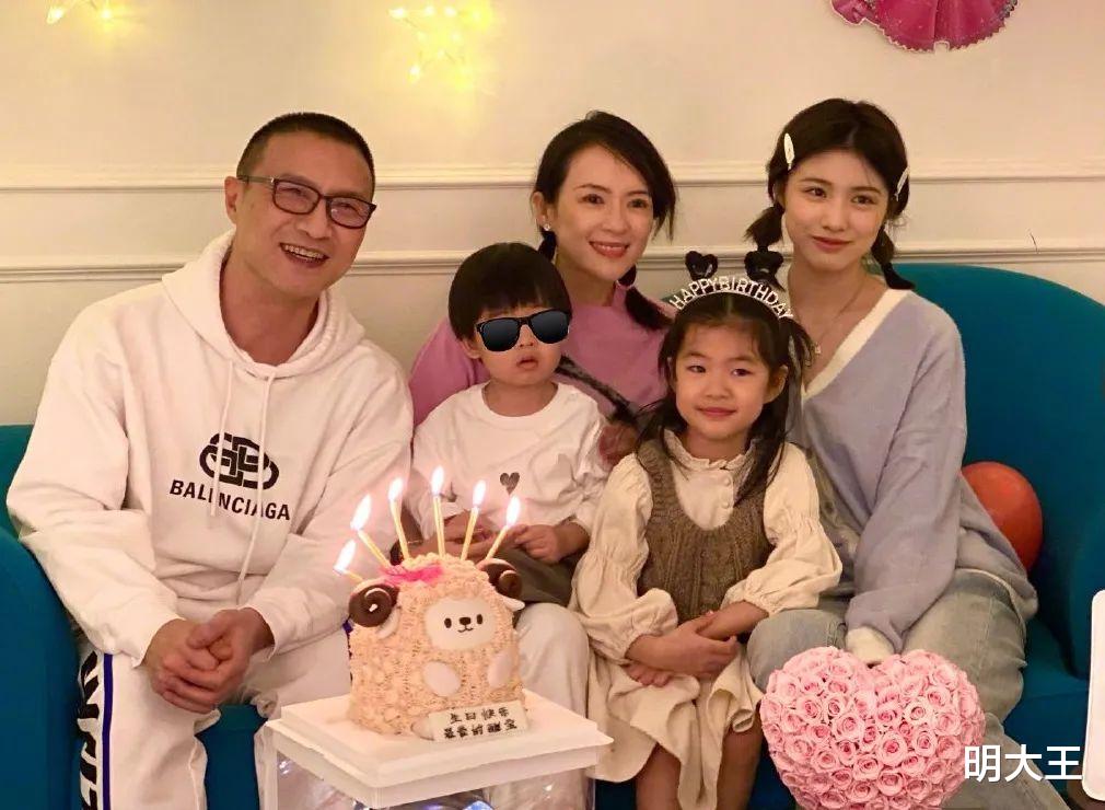 张艺兴|章子怡汪峰为醒醒庆生，晒一家五口合体照，生日愿望令章子怡泪目
