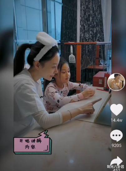 贾云馨|8岁甜馨首次T台走秀，表情冷峻走路带风，化浓妆像极了妈妈李小璐