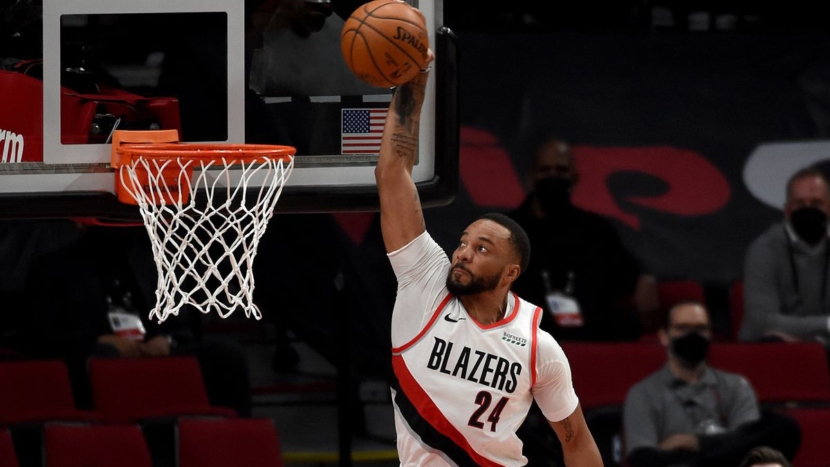 湖人队 猛料！篮网旧将签约官宣，湖人2换2交易方案赚大了，比尔拒绝续约