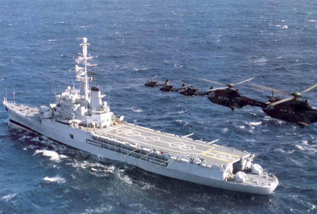 直升机|法国圣女贞德号直升机巡洋舰，功能丰富的大型水面战舰