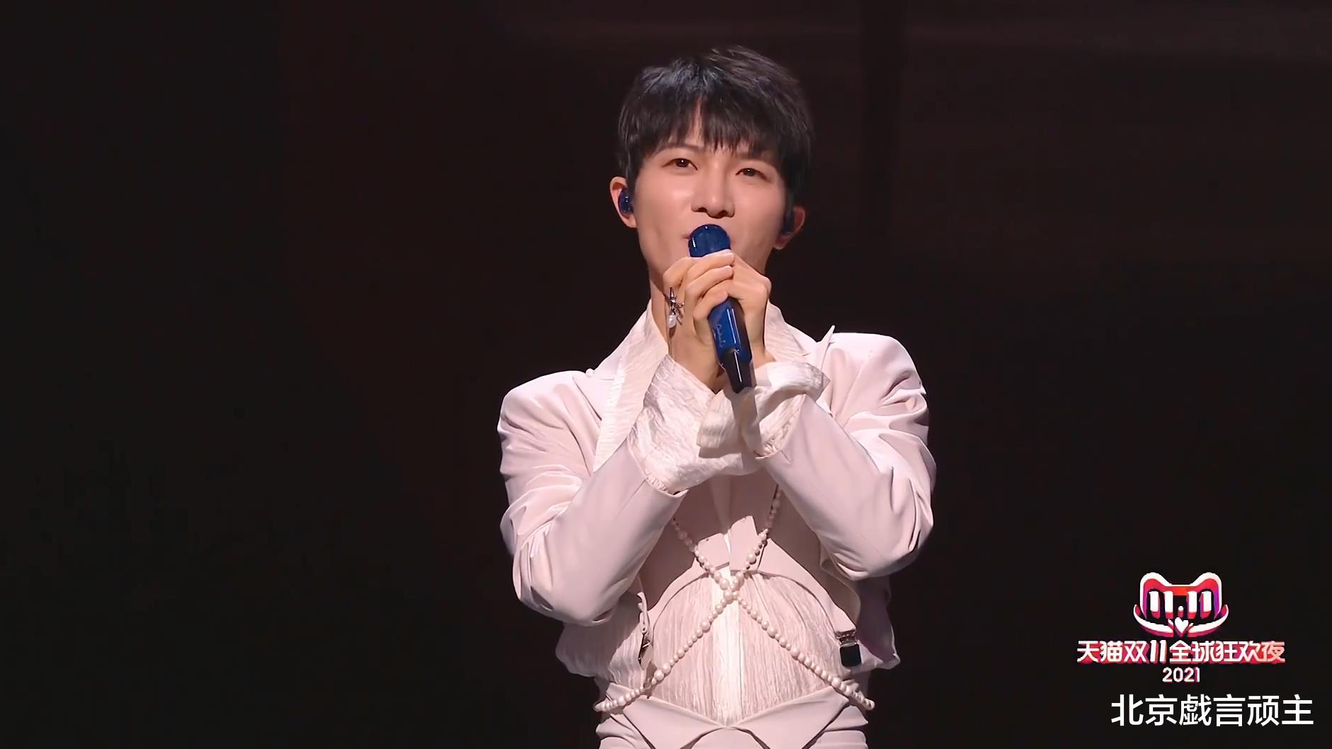 周深|双十一狂欢夜，周深倾情献唱全程开麦，观众沉浸其中，难以自拔