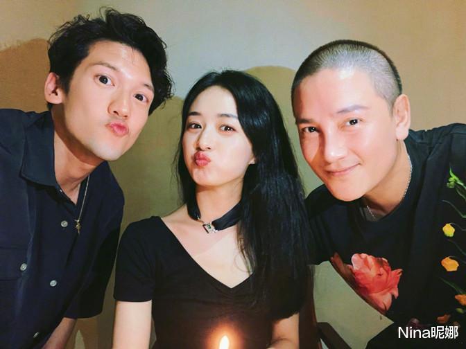 赵丽颖|赵丽颖庆生男闺蜜团作陪，穿T恤戴颈带脸瘦一圈，单身女王不愁追