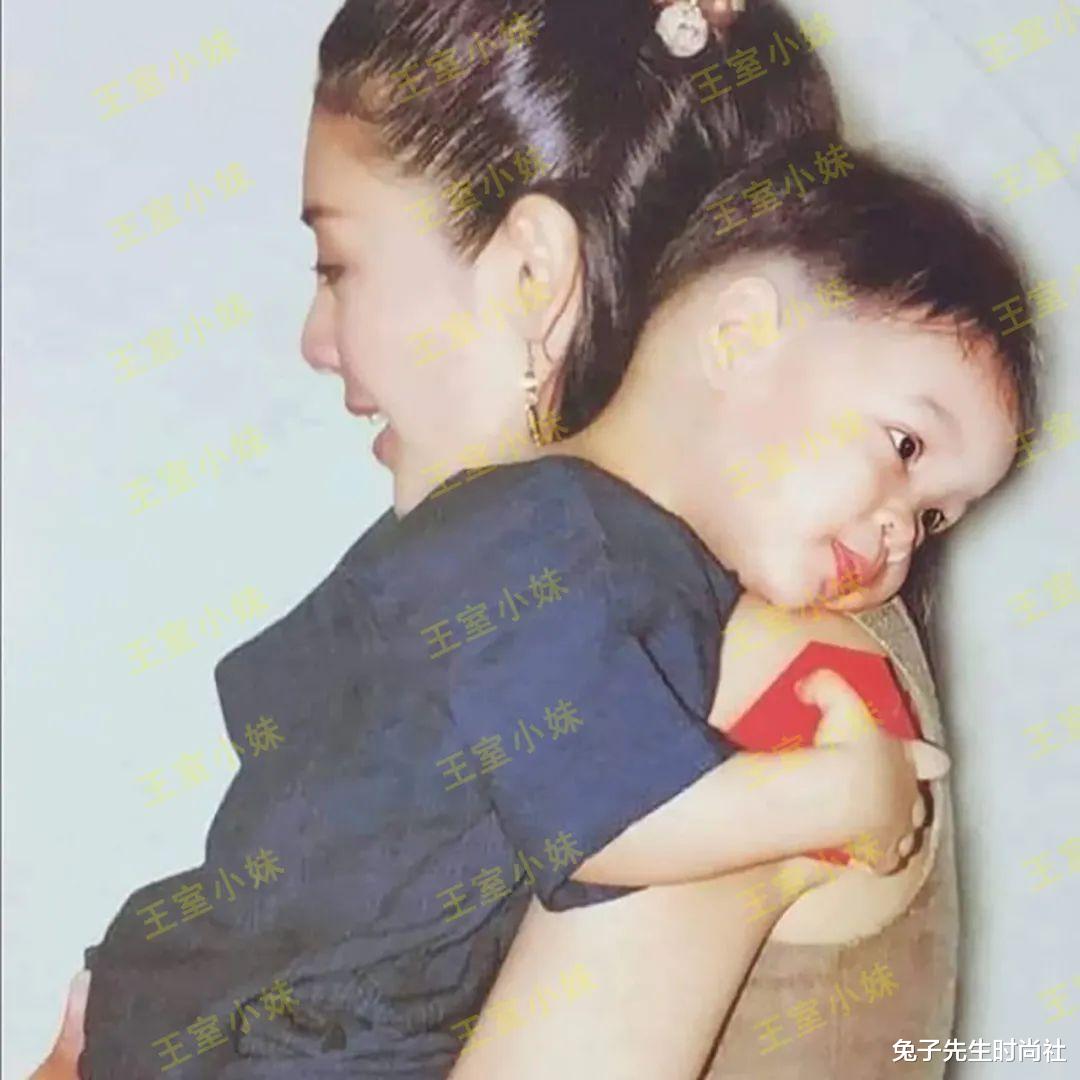 西拉米|西拉米50岁颜值回巅峰,3米写真放大脸部少瑕疵,嫣然一笑动人心