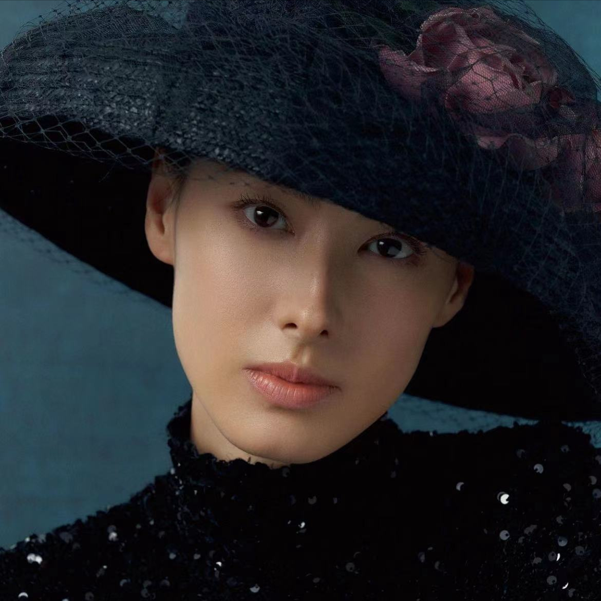 梁洛施|33岁梁洛施罕见现身活动，面部明显发腮，自曝不会为孩子放弃拍戏