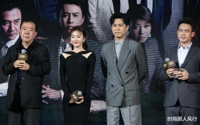 靳东|一流明星阵容参加大会全变“央视脸”！靳东穿棉服太胖，脸崩了