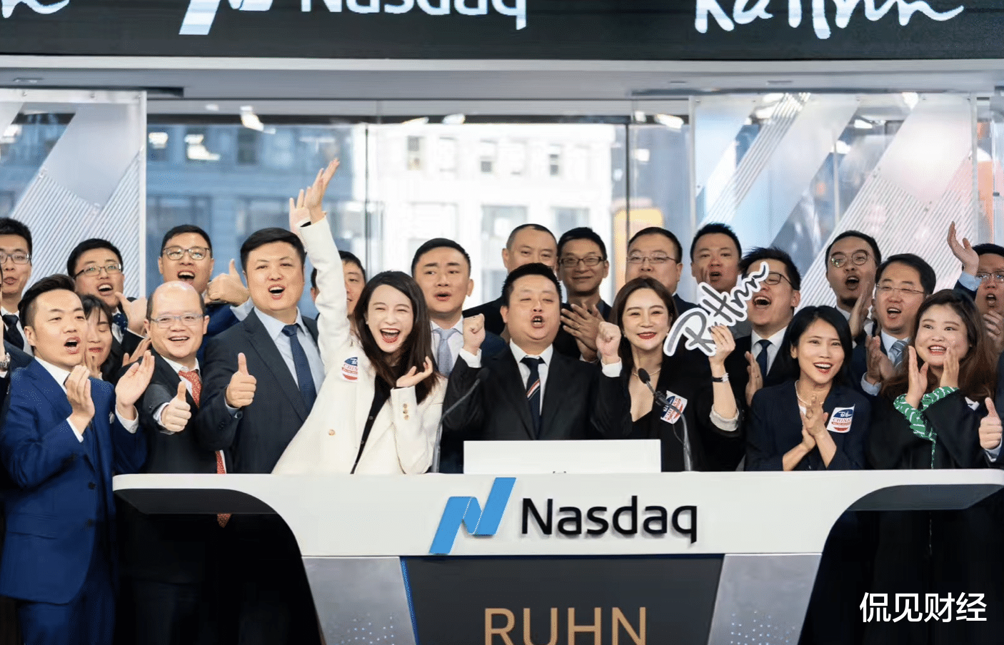 董承非|两年大跌70%，王思聪一语成谶，深度绑定张大奕的公司退市了