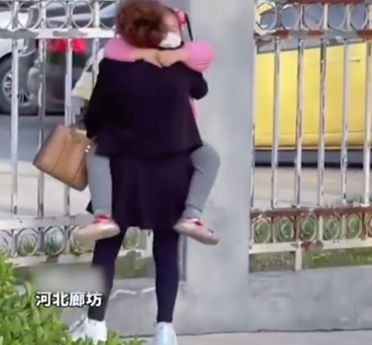 求职|女子求职因“条件差”被拒,看到有孩子在外面等她,老板直接录用