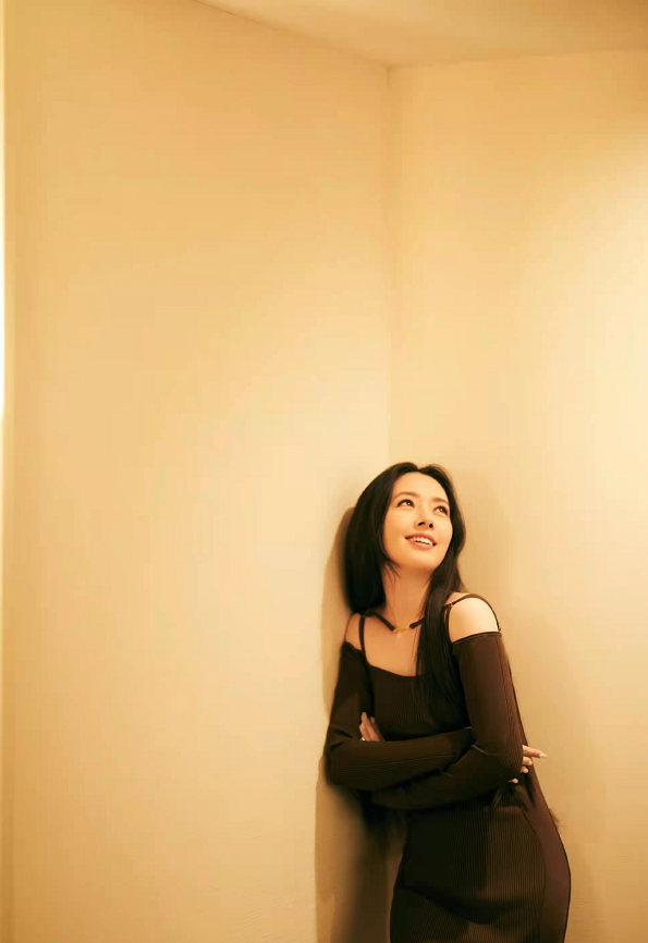 郭碧婷|小向太郭碧婷越来越有婆婆风范！穿紧身裙走红毯，有小肚子也自信