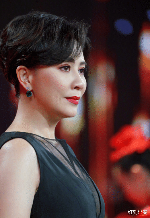 刘嘉玲|刘嘉玲国庆晚会彩排照曝光！穿黑纱长裙大秀身材，颜值扛住央视镜头