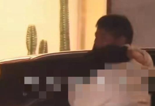 张天爱|会来事！曝张天爱私下聚会，贴身抱50岁男领导，这就是红的原因？