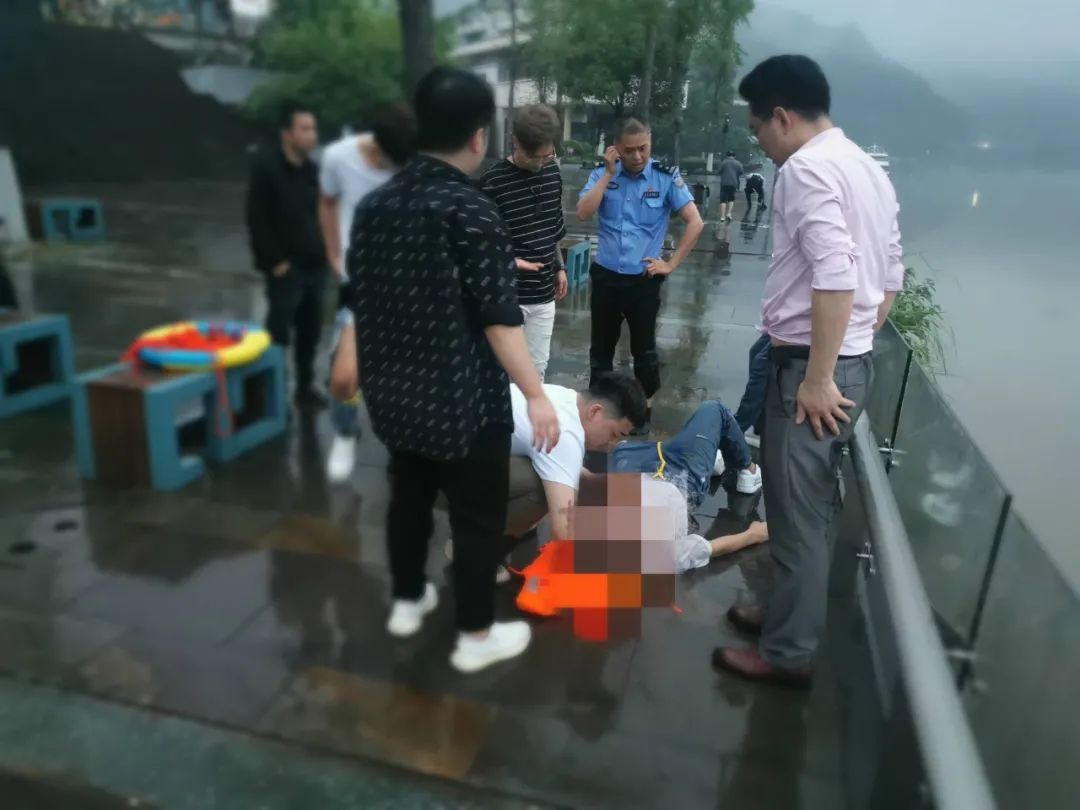 中国网资讯 杭州民警凌晨跳江，抱回一个陌生男子