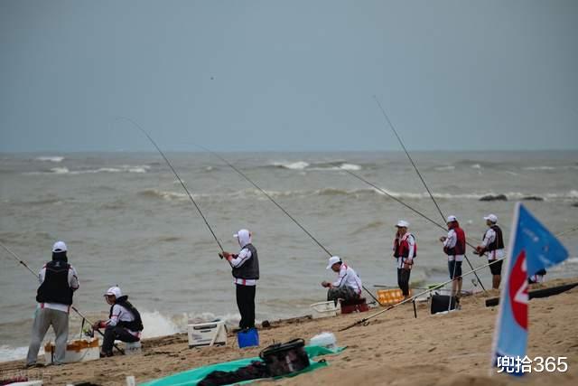 黄河|四川一男子黄河野钓遇怪鱼，长长的尾巴形似黄辣丁，网友：赚大了