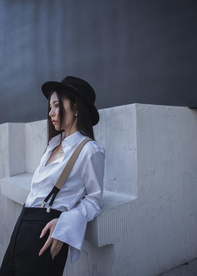 旗袍公馆|宋妍霏胆真肥，衬衫只系一颗扣露内衣，在妈妈面前还这么敢穿