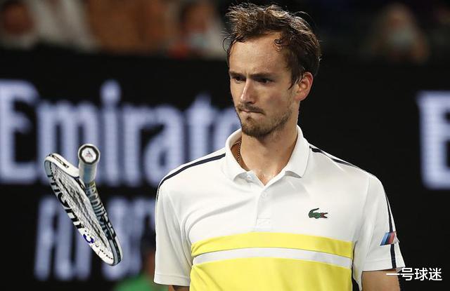 德约科维奇|梅德韦杰夫20连胜被终结+怒摔球拍！德约摘下第18座大满贯，恭喜