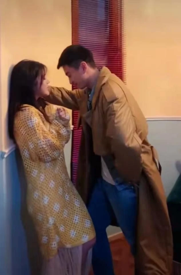 陈妍希|陈妍希首次晒出儿子正脸照！穿马甲像陈晓翻版星星眼好绝，帅翻天