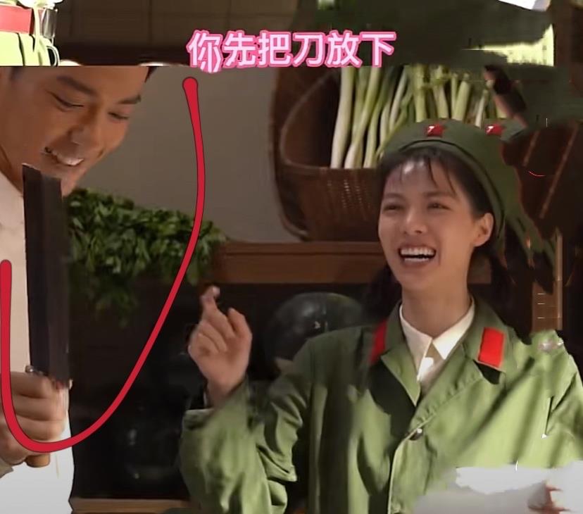 肖战|肖战拿着“菜刀”和女主闹着玩！女生对他撒娇，两人互动有点甜