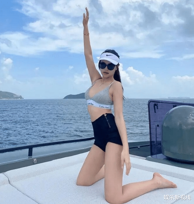 刘德华|有人违反保密协议?59岁周星驰被曝追求17岁港姐张晓祺,最新回应来了!