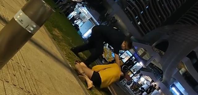  深夜，女子谎称跟闺蜜玩，却和4个男子喝酒买醉，老公当街发飙