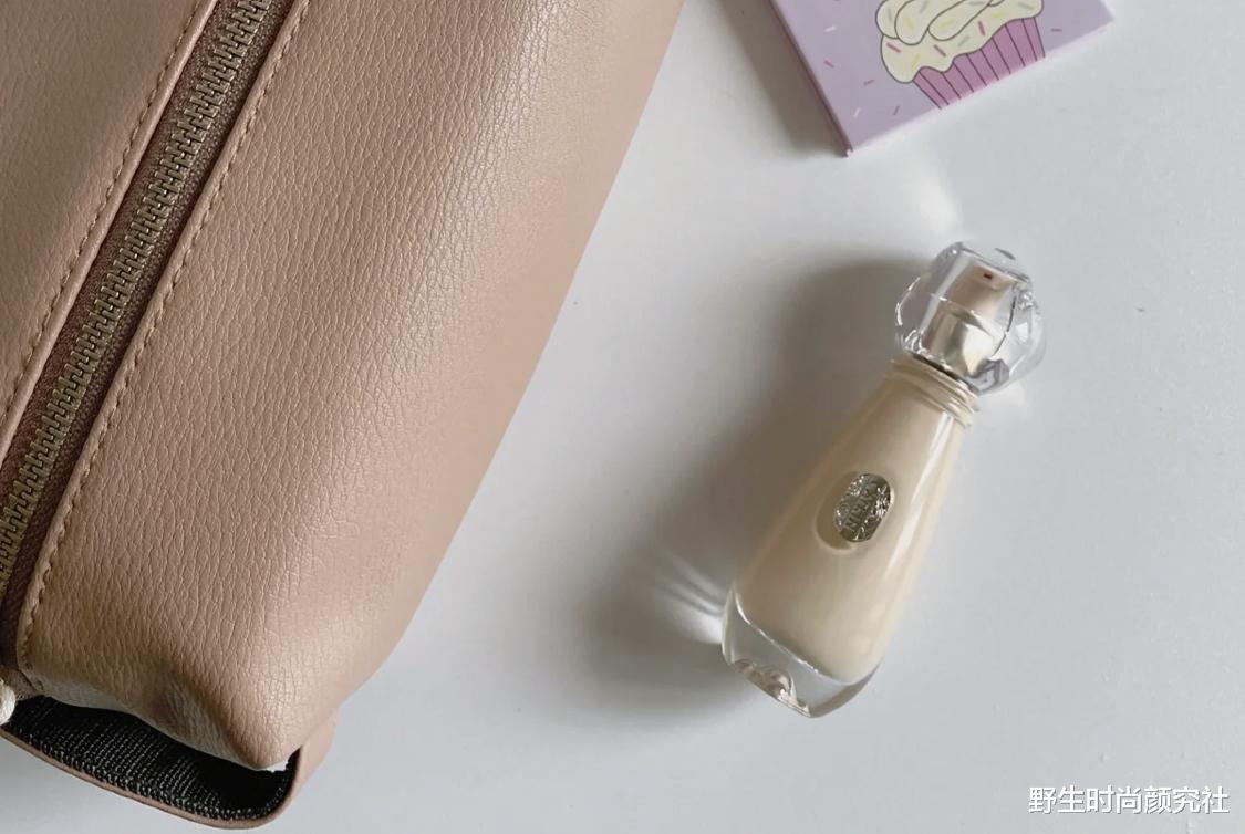 野生时尚颜究社 建议干皮女生，秋冬粉底液选这4款，粉质细腻还自带光泽感