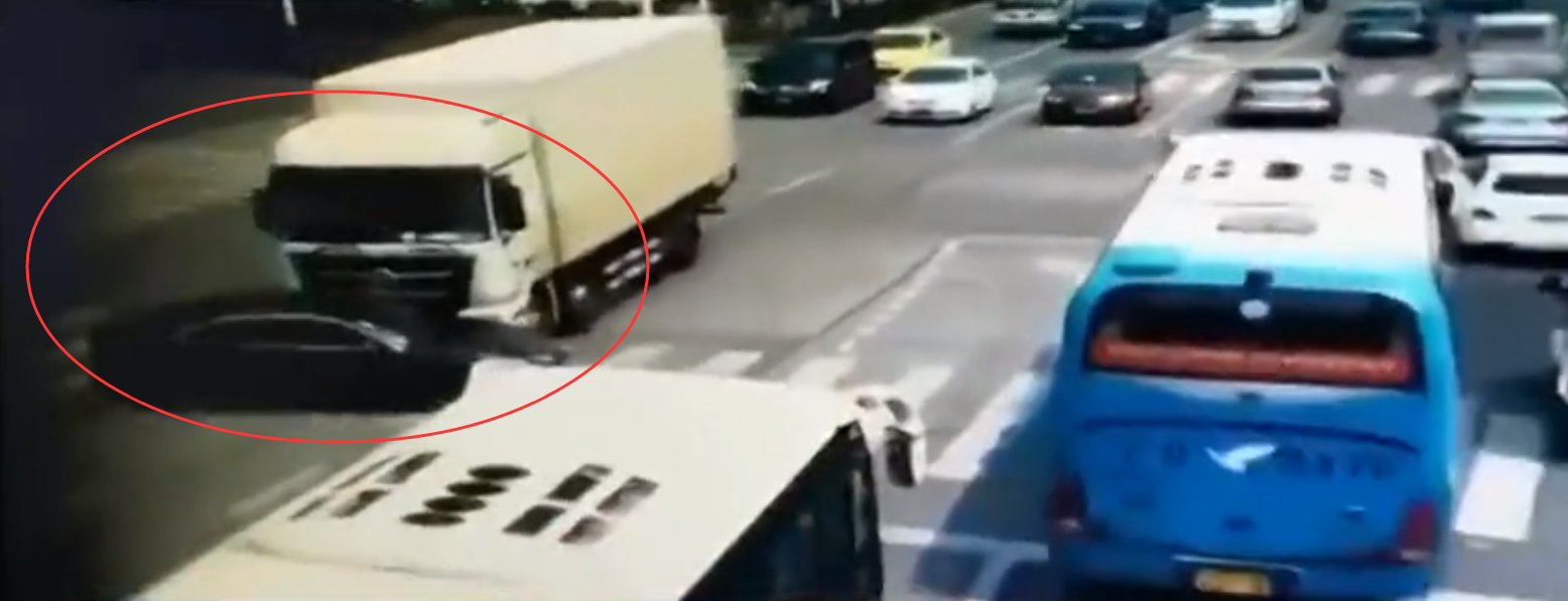 绥青新闻 致1死2伤！轿车与货车轻微碰擦后，女司机猛踩油门，逆行致人死亡