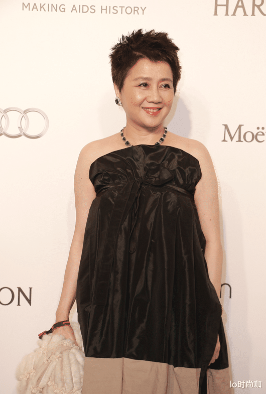 lo时尚咖|“赌王四太”梁安琪确定60岁？怼脸拍一点皱纹都没有，保养得真好